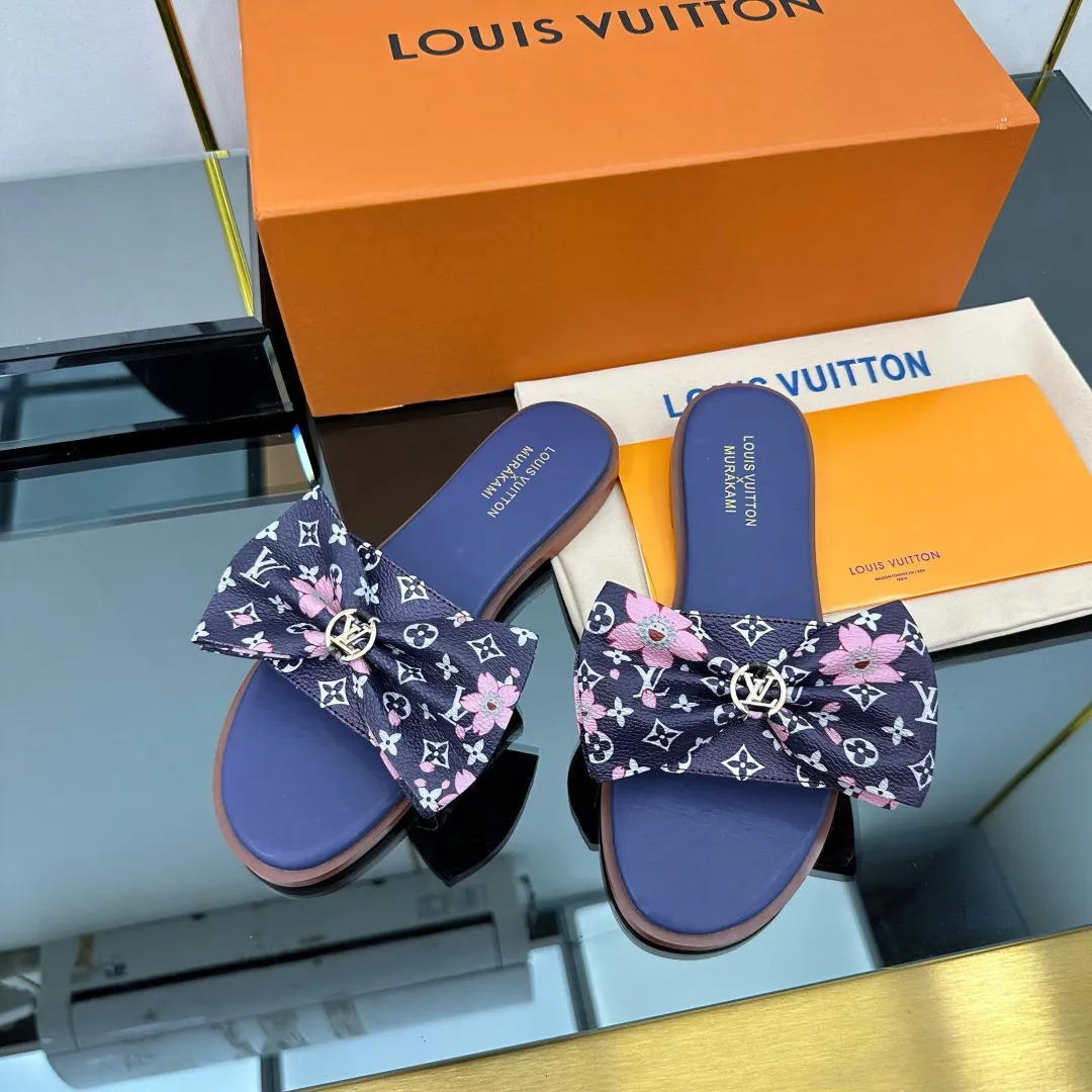 👟👟Ex-factory price 280👟👟 (available all year round) ❥V’s latest popular special material lock it series lock mop, super heavy industry launches! The golden lock on the toe is engraved with the LV letters logo 🔸Number of sizes 34-42) Welcome new and old customers to place orders in the picture above.